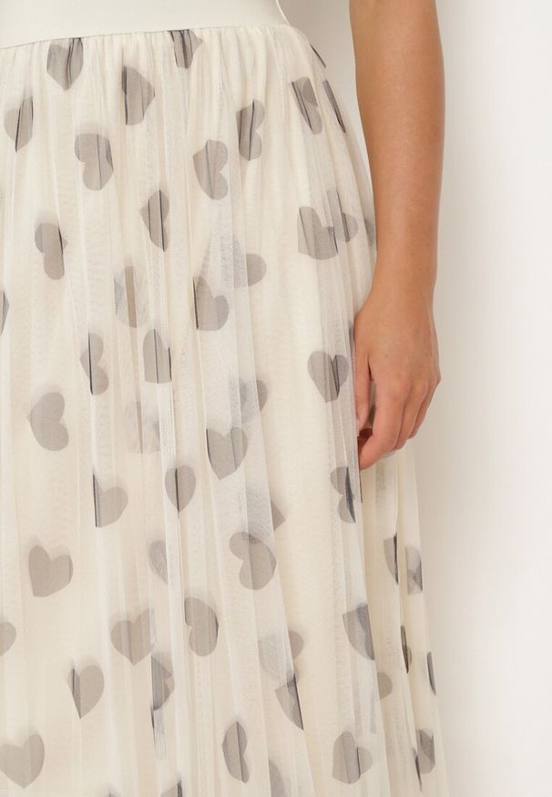 Born2be - Beżowa Plisowana Tiulowa Spódnica z Gumką w Pasie i Aplikacjami Serduszkami Missalica. Okazja: na co dzień. Kolor: beżowy. Materiał: tiul. Wzór: aplikacja. Styl: elegancki, casual