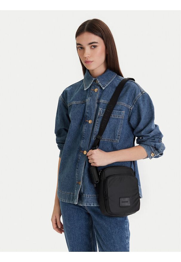 Calvin Klein Saszetka Puffer Utility Reporter LV04D3200G Czarny. Kolor: czarny. Materiał: materiał