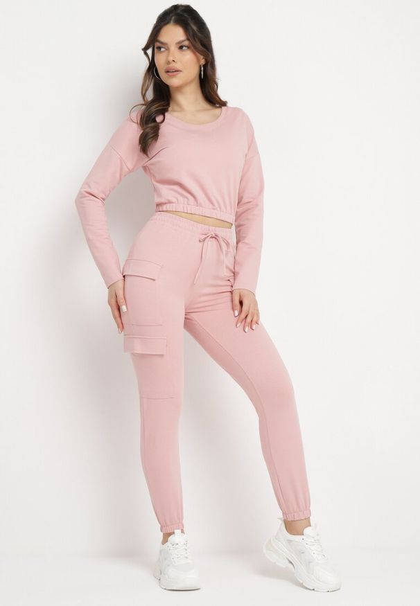 Born2be - Różowy Komplet Dresowy z Krótką Bluzą i Spodniami Bojówkami Dilenna. Kolor: różowy. Materiał: dresówka