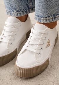 Born2be - Biało-Beżowe Trampki VICES na Grubej Podeszwie z Tłoczeniami z Trójkątną Aplikacją Bolirea. Nosek buta: okrągły. Zapięcie: sznurówki. Kolor: biały. Materiał: materiał. Wzór: aplikacja. Obcas: na obcasie. Wysokość obcasa: niski #3