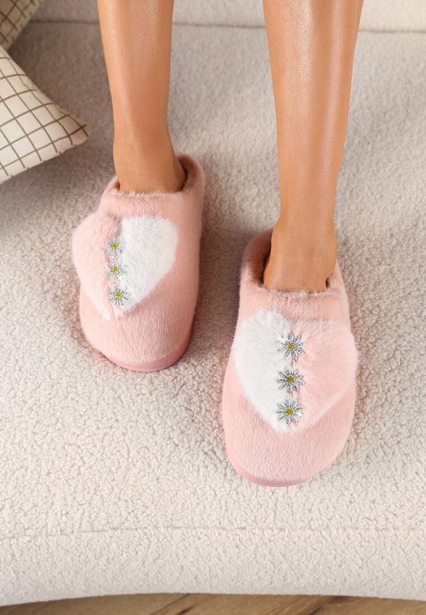 Born2be - Różowe Kapcie na Grubej Podeszwie z Serduszkiem i Cyrkoniami Laoreina. Okazja: do domu. Kolor: różowy. Materiał: jedwab. Wzór: aplikacja. Styl: elegancki