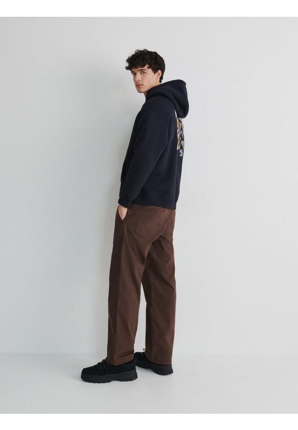 Reserved - Spodnie loose fit - ciemnobrązowy. Kolor: brązowy. Materiał: bawełna, tkanina