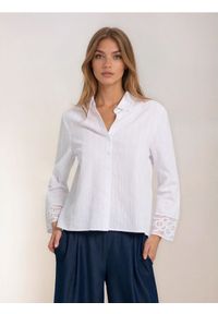 Sinsay - Bawełniana teksturowana koszula z koronkowym mankietem - biały. Kolor: biały. Materiał: bawełna, koronka #1