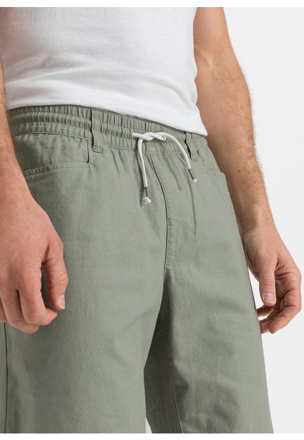 bonprix - Bermudy z gumką w talii, z przewiewnego materiału z lnem, regular fit. Kolor: zielony. Materiał: len, materiał