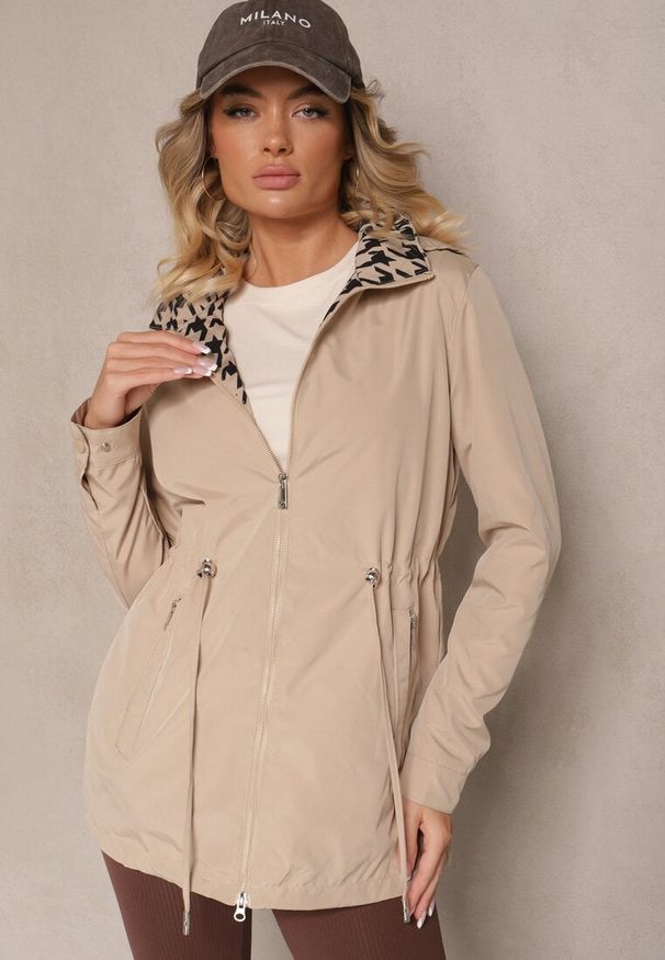 Renee - Ciemnobeżowa Kurtka w Stylu Parki ze Ściągaczem w Talii Arivienne. Okazja: na spotkanie biznesowe, na co dzień, do pracy. Kolor: beżowy. Materiał: jeans. Styl: elegancki, biznesowy, klasyczny, casual