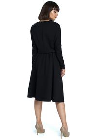 Be Active - Rozkloszowana sukienka dresowa z gumką w pasie i kieszeniami czarna. Kolor: czarny. Materiał: dresówka. Długość rękawa: długi rękaw