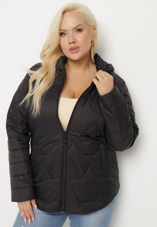 Born2be - Czarna Kurtka Pikowana z Odpinanym Kapturem Nalaniel. Okazja: na co dzień, na spacer. Kolekcja: plus size. Kolor: czarny. Materiał: jeans. Styl: casual, klasyczny
