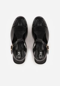 Renee - Czarne Sandały na Słupku Ozdobione Wycięciami Rharlan. Zapięcie: sprzączka. Kolor: czarny. Wzór: aplikacja. Sezon: lato. Obcas: na słupku. Styl: elegancki. Wysokość obcasa: średni #4