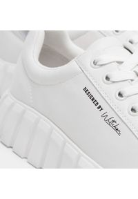 Wittchen - Damskie sneakersy skórzane na grubej podeszwie proste białe. Nosek buta: okrągły. Kolor: biały. Materiał: skóra. Sezon: wiosna, jesień, lato. Obcas: na platformie #7