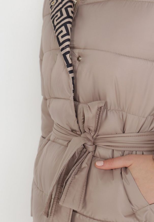 Born2be - Beżowa Kurtka Eidon. Okazja: na co dzień. Kolor: beżowy. Długość: długie. Wzór: geometria, aplikacja. Sezon: zima. Styl: casual, elegancki