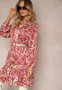 Renee - Bordowo-Beżowa Rozkloszowana Sukienka Mini w Koszulowym Stylu z Falbanką i Ozdobnym Wzorem Bevina. Okazja: na uczelnię. Kolor: czerwony. Wzór: motyw zwierzęcy. Typ sukienki: koszulowe. Długość: mini #5