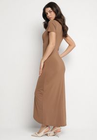 Born2be - Brązowa Dopasowana Sukienka z Wiskozą o Kopertowym Kroju z Marszczeniem Talisia. Okazja: na co dzień. Typ kołnierza: dekolt w kształcie V. Kolor: brązowy. Materiał: wiskoza. Długość rękawa: krótki rękaw. Typ sukienki: kopertowe. Styl: elegancki, casual #2