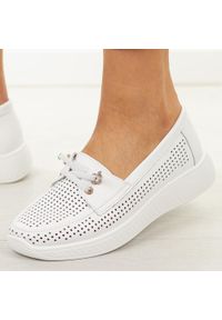 Białe ażurowe skórzane półbuty damskie T.Sokolski 638. Okazja: na co dzień, na spacer. Nosek buta: okrągły. Zapięcie: bez zapięcia. Kolor: biały. Szerokość cholewki: normalna. Wzór: ażurowy. Materiał: skóra. Sezon: wiosna, lato, jesień. Styl: elegancki, casual, klasyczny, sportowy #1