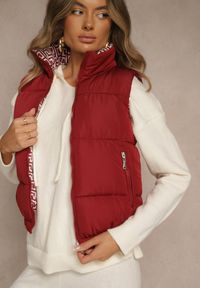 Renee - Bordowa Kamizelka Ozdobiona Pikowaniem i Wzorzystą Podszewką w Meander Olerea. Okazja: na co dzień. Kolor: czerwony. Wzór: aplikacja. Styl: casual #2