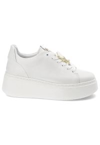 Białe Sneakersy Carinii Modne Obuwie Damskie Z Broszką. Okazja: na spacer. Kolor: biały. Materiał: materiał. Sport: turystyka piesza #7