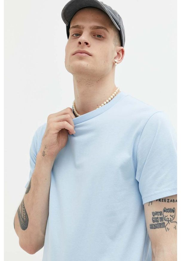 Hollister Co. t-shirt bawełniany kolor niebieski gładki. Kolor: niebieski. Materiał: bawełna. Długość rękawa: krótki rękaw. Długość: krótkie. Wzór: gładki. Styl: klasyczny