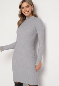 Born2be - Szara Prążkowana Sukienka Dopasowana z Modalem Wiskozą i Ozdobnymi Guzikami Zeanilda. Okazja: na co dzień. Kolor: szary. Materiał: prążkowany, wiskoza. Styl: wizytowy, casual #4