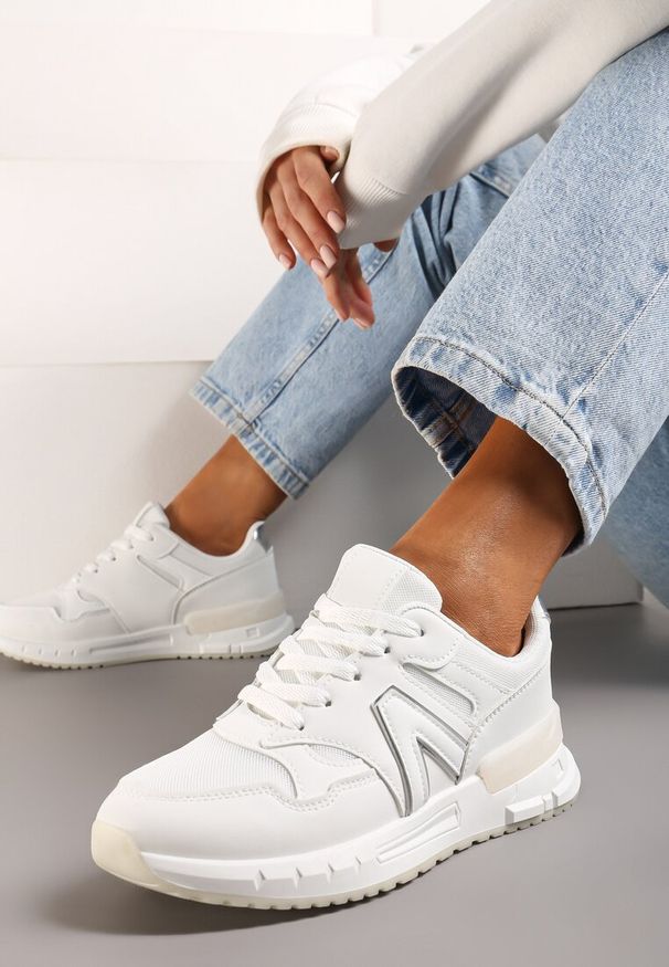 Renee - Białe Płaskie Sneakersy przed Kostkę z Ekozamszu ze Sznurowaniami Jrines. Wysokość cholewki: przed kostkę. Zapięcie: sznurówki. Kolor: biały. Materiał: dzianina, jeans