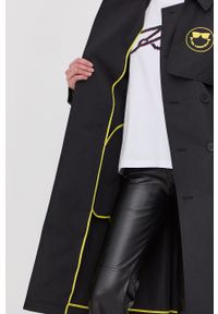 Karl Lagerfeld trencz x Smiley World damski kolor czarny przejściowy dwurzędowy. Okazja: na co dzień. Kolor: czarny. Materiał: materiał, włókno. Długość rękawa: raglanowy rękaw. Styl: casual #7
