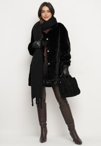 Born2be - Czarny Futrzany Płaszcz ze Stójką i Kieszeniami Salinea. Typ kołnierza: kołnierzyk stójkowy. Kolor: czarny. Materiał: futro. Długość rękawa: długi rękaw. Długość: długie. Sezon: zima, jesień. Styl: klasyczny, wizytowy #5