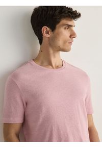 Reserved - T-shirt regular fit z lnem - różowy. Kolor: różowy. Materiał: len #1