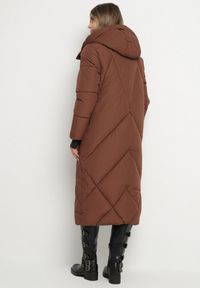Born2be - Brązowa Pikowana Kurtka o Długim Pudełkowym Kroju z Kapturem i Kieszeniami Attesina. Okazja: na co dzień. Typ kołnierza: kaptur. Kolor: brązowy. Materiał: wełna, jeans. Długość: długie. Sezon: zima. Styl: casual, elegancki, klasyczny #6