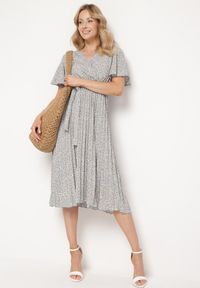 Born2be - Niebieska Rozkloszowana Sukienka z Gumką w Pasie i Materiałowym Paskiem Prissa. Okazja: na co dzień. Typ kołnierza: dekolt w kształcie V. Kolor: niebieski. Materiał: materiał. Długość rękawa: krótki rękaw. Styl: elegancki, casual #4