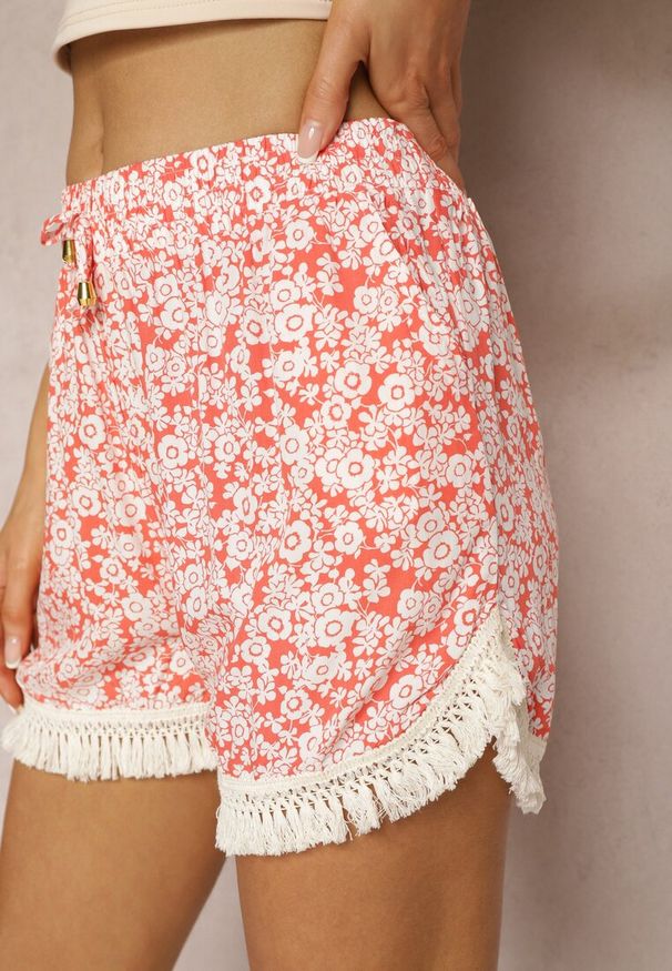 Renee - Różowe Szorty z Wiskozy High Waist z Gumką w Pasie Kwiatowym Wzorem i Frędzlami Orifea. Stan: podwyższony. Kolor: różowy. Materiał: wiskoza. Wzór: kwiaty. Sezon: lato