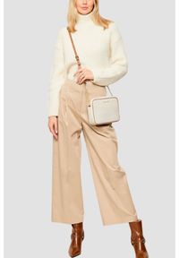 Michael Kors - MICHAEL KORS Biała listonoszka z monogramem. Kolor: biały. Styl: casual, elegancki #2