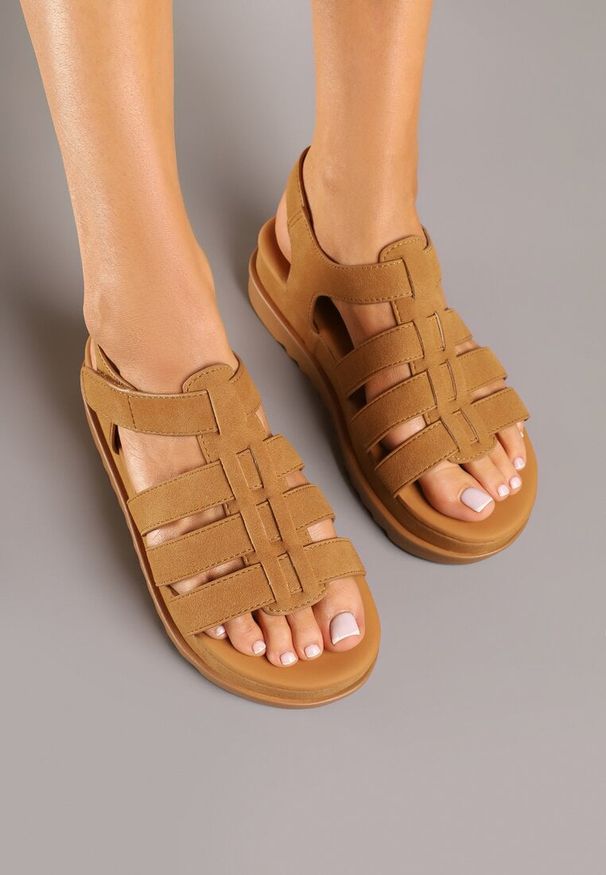 Renee - Brązowe Sandały w Stylu Gladiatorek na Rzep Sorenevia. Okazja: na co dzień. Zapięcie: rzepy. Kolor: brązowy. Sezon: lato. Obcas: na platformie. Styl: casual, elegancki