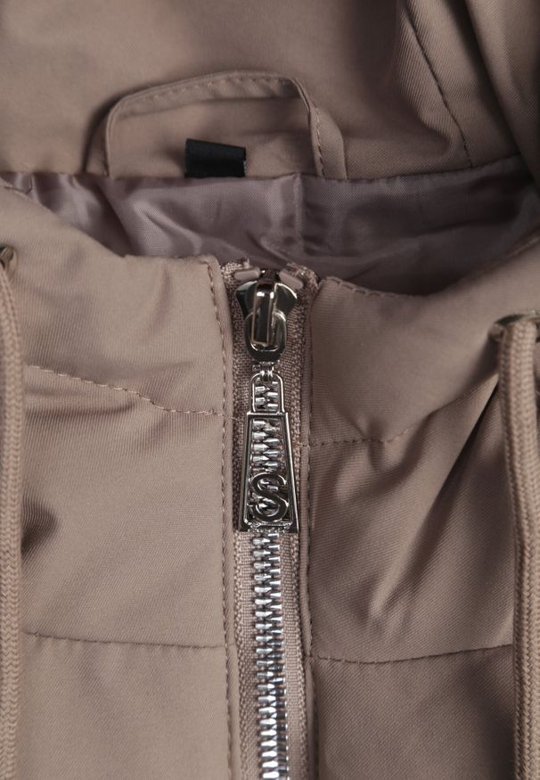 Born2be - Ciemnobeżowa Przejściowa Kamizelka z Pikowanymi Przeszyciami i Kapturem Fesolira. Okazja: na co dzień. Kolekcja: plus size. Kolor: beżowy. Materiał: jeans. Styl: casual, sportowy