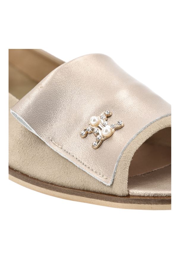 Beżowe Sandały Armodo Wygodne Obuwie Damskie. Okazja: na co dzień. Zapięcie: pasek. Kolor: beżowy. Materiał: zamsz. Sezon: lato. Obcas: na obcasie. Styl: klasyczny, casual. Wysokość obcasa: średni