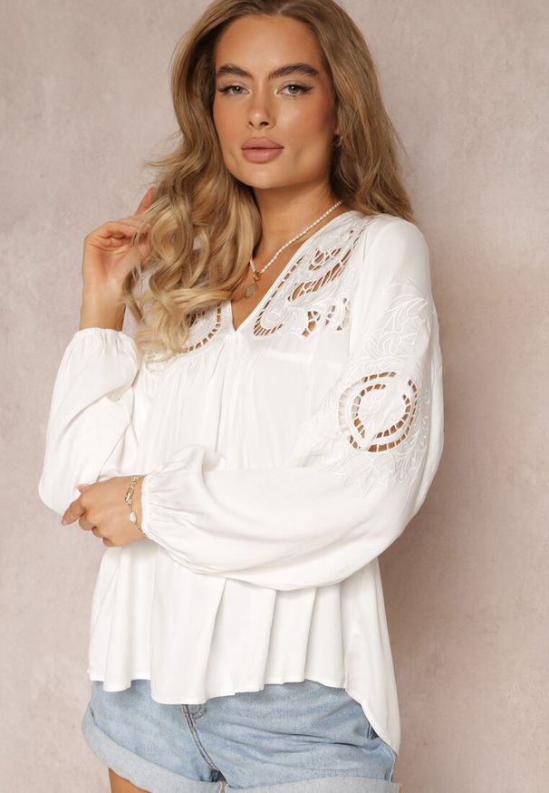 Renee - Biała Bluzka Wiązana na Plecach z Ażurowym Haftem z Wiskozy Conleia. Kolor: biały. Materiał: wiskoza. Wzór: haft, ażurowy. Styl: boho