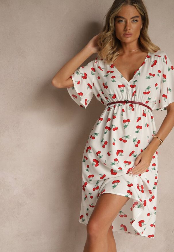 Renee - Biała Rozkloszowana Sukienka z Bawełny Zdobiona Printem w Wisienki Folenea. Okazja: na co dzień, na randkę. Typ kołnierza: dekolt w kształcie V. Kolor: biały. Materiał: bawełna. Długość rękawa: krótki rękaw. Wzór: aplikacja, nadruk. Styl: klasyczny, casual