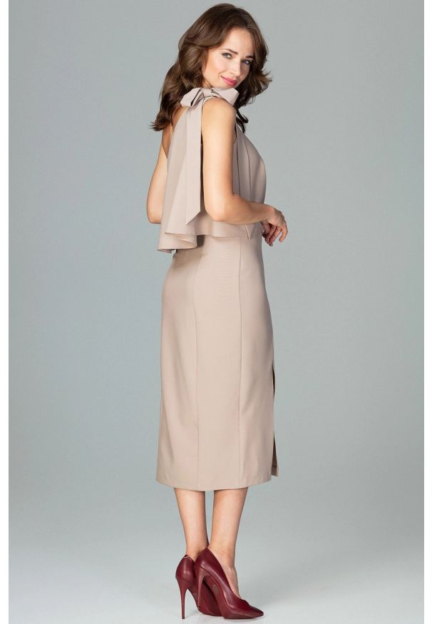 Sukienki.shop - Koktajlowa ołówkowa sukienka na jedno ramię z falbaną beżowa. Okazja: na randkę, na ślub cywilny, na wesele. Kolor: beżowy. Typ sukienki: ołówkowe. Styl: wizytowy