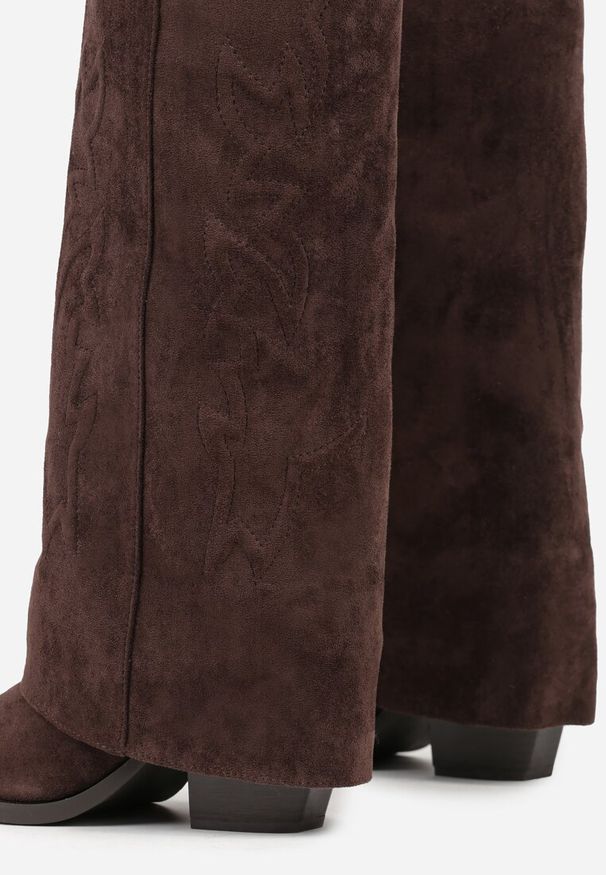 Born2be - Brązowe Kozaki Kowbojki na Stożku z Haftowaną Cholewką Imitującą Nogawkę Fenika. Okazja: na co dzień. Kolor: brązowy. Materiał: jeans, zamsz. Szerokość cholewki: normalna. Wzór: haft. Obcas: na stożku. Styl: casual. Wysokość obcasa: średni