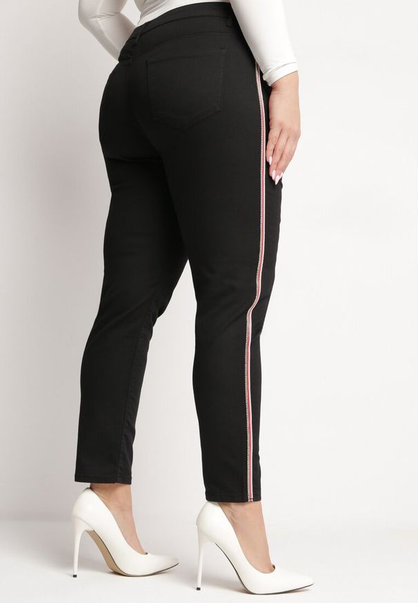 Born2be - Czarne Spodnie Regular z Cienkim Lapse z Cyrkoniami Helxia. Okazja: na co dzień. Kolor: czarny. Wzór: aplikacja. Styl: klasyczny, casual, glamour, elegancki