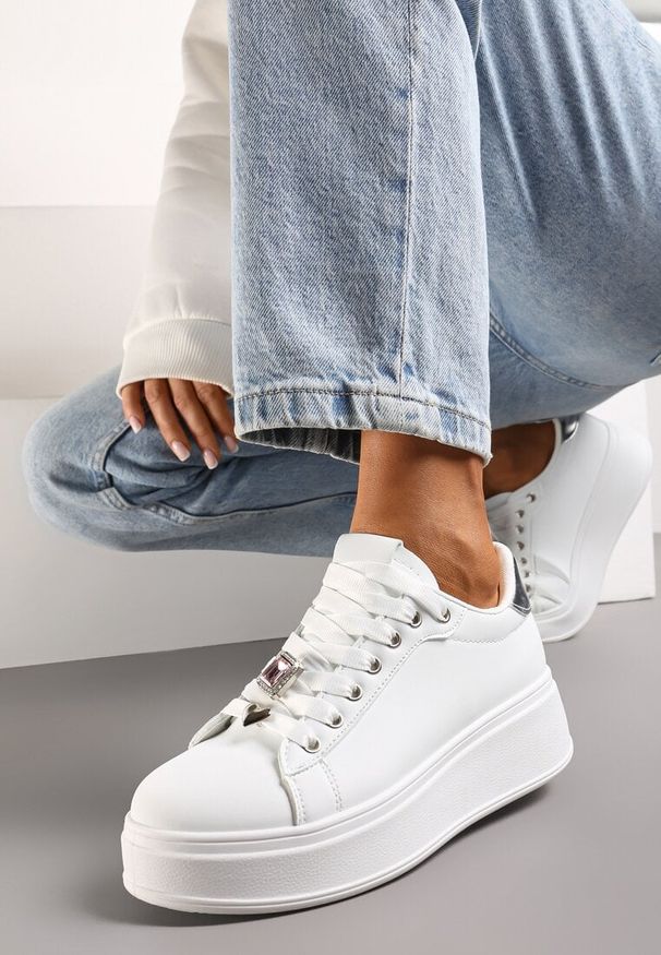 Born2be - Biało-Srebrne Sneakersy na Grubej Podeszwie przed Kostkę z Metalowymi Zawieszkami Ozdobionymi Cyrkoniami Nasulla. Wysokość cholewki: przed kostkę. Kolor: biały. Wzór: aplikacja