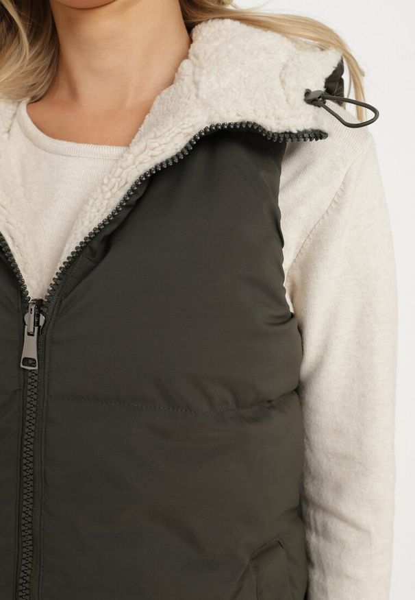 Born2be - Ciemnozielona Pikowana Kamizelka Dwustronna z Futerkiem Typu Baranek i Kapturem Lertiala. Okazja: na co dzień. Kolor: zielony. Materiał: futro. Wzór: aplikacja. Styl: casual, elegancki, klasyczny