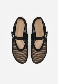Renee - Czarne Balerinki Ozdobione Siateczką Arolamar. Okazja: na co dzień. Zapięcie: sprzączka. Kolor: czarny. Materiał: jeans. Wzór: aplikacja. Sezon: lato. Styl: casual, elegancki #9