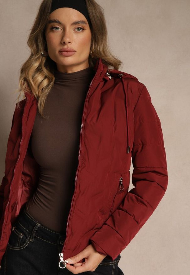 Renee - Bordowa Pikowana Kurtka Przejściowa z Kapturem z Możliwością Odpięcia Olantta. Okazja: na co dzień. Typ kołnierza: kaptur. Kolor: czerwony. Materiał: poliester, jeans. Długość: krótkie. Styl: casual, elegancki
