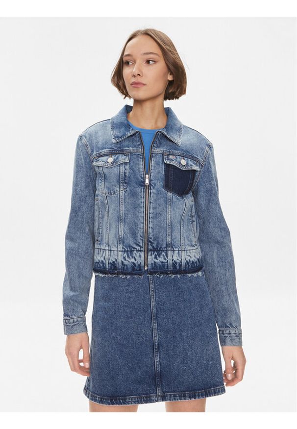 Tommy Jeans Kurtka jeansowa Izzie DW0DW16989 Niebieski Slim Fit. Kolor: niebieski. Materiał: bawełna