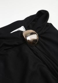 Renee - Czarna Wiskozowa Bluzka na Jedno Ramię Ozdobiona Marszczeniem i Aplikacją z Boku Lilinvielle. Okazja: na imprezę, na co dzień. Kolor: czarny. Materiał: wiskoza. Wzór: aplikacja. Styl: casual #4