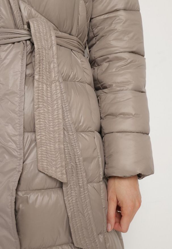 Born2be - Beżowa Pikowana Kurtka o Długim Kroju z Odpinanym Kapturem z Futerkiem i Paskiem oleti. Okazja: na co dzień, na spacer. Kolor: beżowy. Materiał: futro. Długość: długie. Sezon: zima. Styl: casual, elegancki, klasyczny