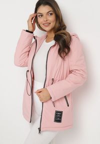 Born2be - Różowa Kurtka Parka z Kapturem i Ściągaczami w Pasie Arilira. Typ kołnierza: kaptur. Kolor: różowy. Styl: klasyczny #1