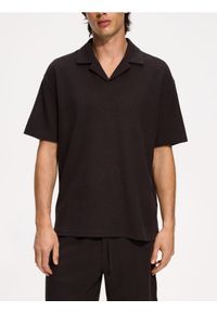 Reserved - Strukturalne polo comfort fit - ciemnobrązowy. Kolor: brązowy. Materiał: bawełna, dzianina