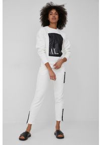 Armani Exchange bluza damska kolor biały z aplikacją. Kolor: biały. Długość rękawa: długi rękaw. Długość: długie. Wzór: aplikacja