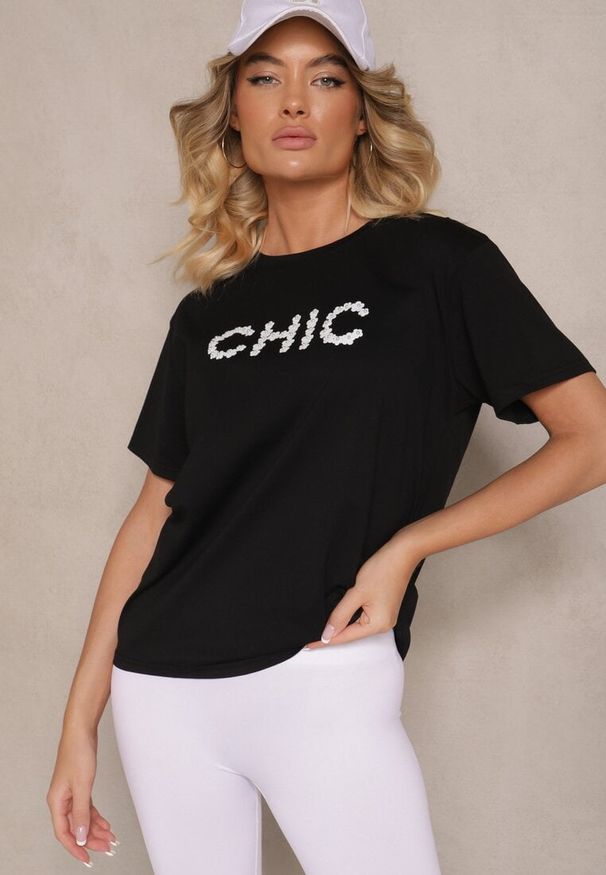 Renee - Czarny T-shirt z Bawełny Ozdobiony Perełkami i Napisem Naloreth. Okazja: na co dzień. Kolor: czarny. Materiał: bawełna. Wzór: napisy, aplikacja. Styl: klasyczny, elegancki, casual
