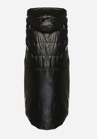 Born2be - Czarna Kamizelka Długa z Kapturem Ozdobiona Naszywką Zapinana na Napy Nevettea. Okazja: na co dzień. Typ kołnierza: kaptur. Kolor: czarny. Długość: długie. Wzór: aplikacja. Styl: casual, elegancki #4