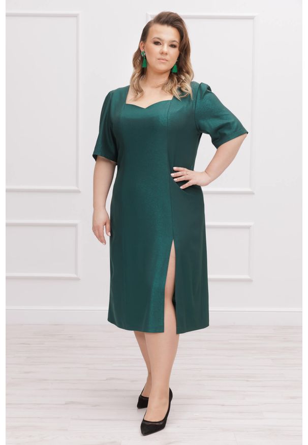 Moda Size Plus Iwanek - Elegancka zielona koktajlowa sukienka Helen XXL OVERSIZE WIOSNA. Typ kołnierza: dekolt w karo. Kolor: zielony. Materiał: elastan, poliester, materiał. Sezon: wiosna. Typ sukienki: oversize. Styl: wizytowy, elegancki